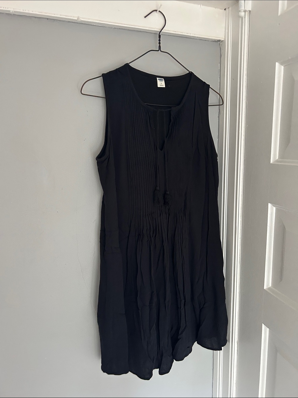 Old Navy Black Sleeveless Tunic with Pintuck Front